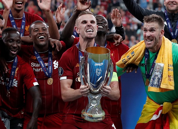 หงส์ ซิวโทรฟีที่ 61 เขย่าบัลลังก์ ผีแดง แชมป์สูงสุดเกาะอังกฤษ